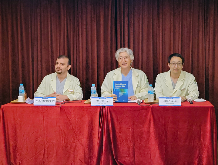 왼쪽부터 아자드 파탈라 알카디리 전문의, 박철웅 대표병원장, 제임스 문 목 교수 *재판매 및 DB 금지