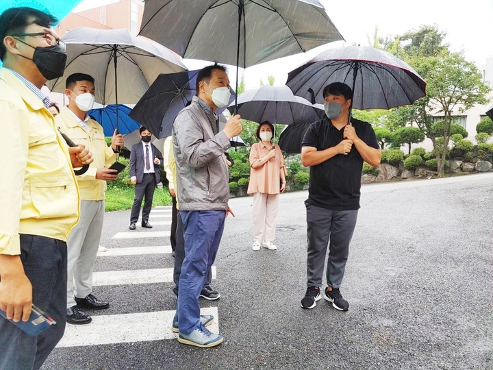 [수원=뉴시스] 10일 경기 성남시 숭신여자고등학교 옹벽 붕괴현장을 찾은 임태희 경기도교육감이 안전관리 상황을 점검하고 있다. (사진=경기도교육청 제공) 2022.08.10. photo@newsis.com *재판매 및 DB 금지