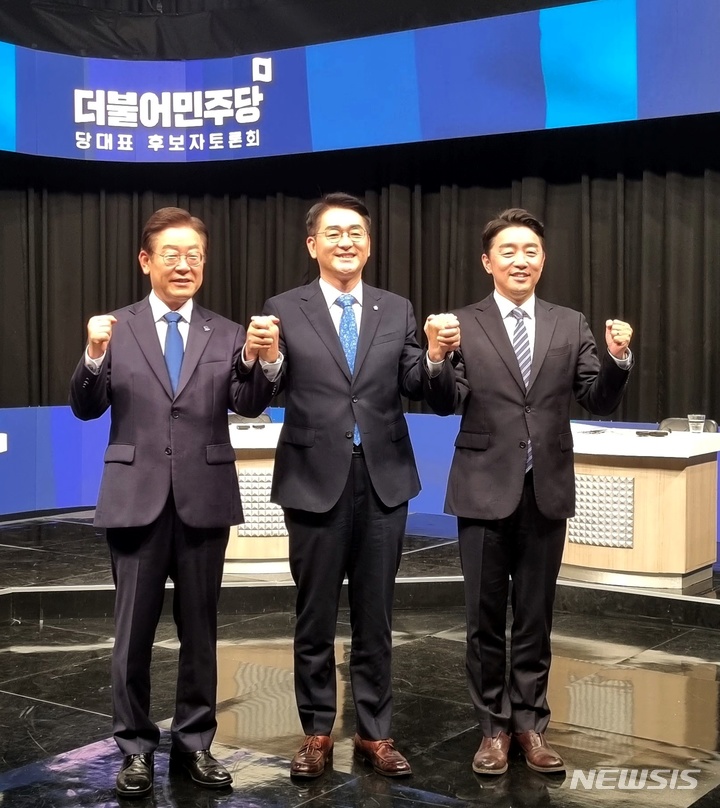 [청주=뉴시스] 안성수 기자 = 10일 mbc충북 스튜디오에서 열린 더불어민주당 당대표 후보자 토론회에서 이재명(왼쪽부터), 박용진, 강훈식 후보자가 손을 잡고 기념촬영을 하고 있다. 2022.08.10. hugahn@newsis.com