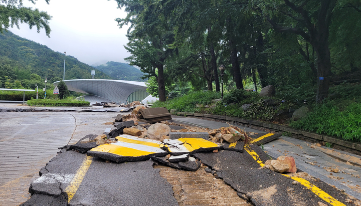 [서울=뉴시스] 지난 9일 서울 관악구 서울대학교에서 수도권과 중부지방에 내린 집중호우 영향으로 아스팔트가 훼손돼 있다. (사진=독자 제공) 2022.08.10. photo@newsis.com *재판매 및 DB 금지