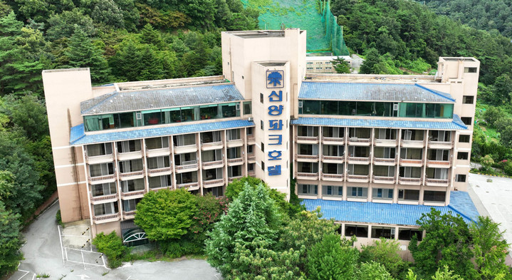 [광주=뉴시스] 광주 무등산 자락 내 옛 신양파크 호텔 전경. (사진=광주시 제공) 2022.08.10. photo@newsis.com *재판매 및 DB 금지