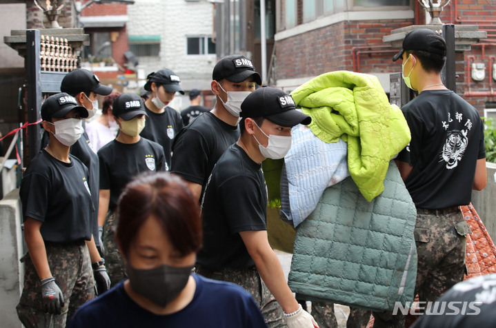 [서울=뉴시스] 권창회 기자 = 폭우가 소강 상태를 보인 10일 오전 서울 관악구 신사시장 인근 빌라촌에서 수방사 35특임대대 소속 장병들이 대민지원을 하고 있다. 2022.08.10. kch0523@newsis.com