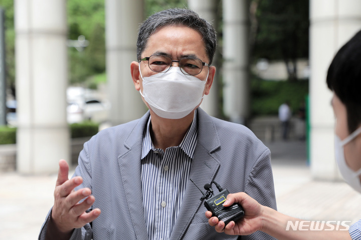 [서울=뉴시스] 정병혁 기자 = '대장동 개발 뇌물 혐의'로 구속된 후 최근 보석으로 풀려난 곽상도 전 의원 10일 오전 서울 서초구 서울중앙지방법원에서 열린 재판을 마친 뒤 법원을 나서고 있다. (공동취재사진) 2022.08.10. photo@newsis.com