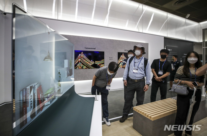 [서울=뉴시스] 정병혁 기자 = 10일 오후 서울 강남구 코엑스에서 열린 K-디스플레이 2022 한국디스플레이산업전시회를 찾은 참관객들이 LG디스플레이 부스를 둘러보고 있다. 2022.08.10. jhope@newsis.com