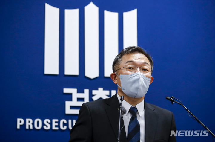 [서울=뉴시스] 정병혁 기자 = 김유철 대검찰청 공공수사부장이 10일 오후 서울 서초구 대검찰청에서 제주4.3사건 재심청구 관련 브리핑을 하고 있다. 2022.08.10. jhope@newsis.com