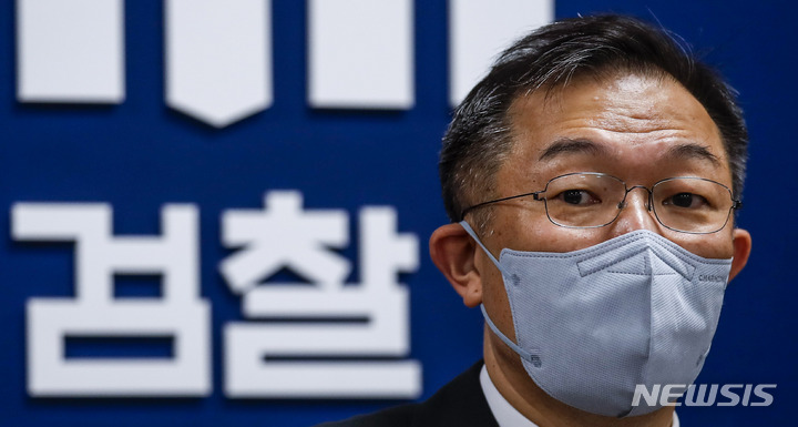 [서울=뉴시스] 정병혁 기자 = 김유철 대검찰청 공공수사부장이 10일 오후 서울 서초구 대검찰청에서 제주4.3사건 재심청구 관련 브리핑을 하고 있다. 2022.08.10. jhope@newsis.com