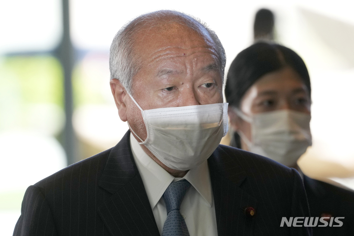 [도쿄=AP/뉴시스]지난 8월 10일 스즈키 슌이치 일본 재무상이 도쿄의 총리 관저에 도착했다. 2022.12.09.