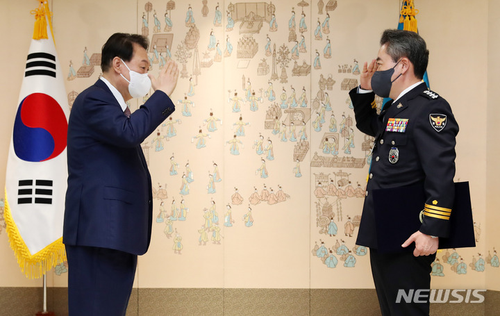 [서울=뉴시스] 전신 기자 = 윤석열 대통령이 10일 서울 용산 대통령실 청사에서 열린 윤희근 경찰청장 임명장 수여식에서 윤 경찰청장의 경례를 받고 있다. 2022.08.10. photo1006@newsis.com