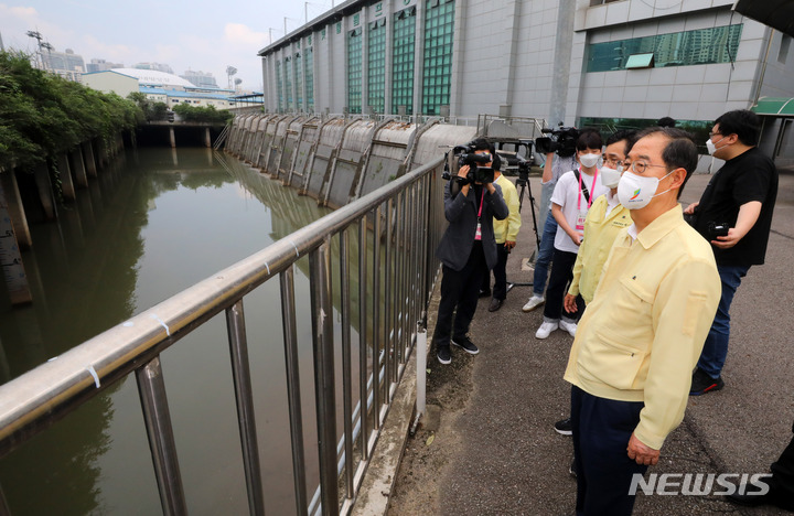[서울=뉴시스] 배훈식 기자 = 집중호우 대응 현장점검에 나선 한덕수 국무총리가 10일 오후 서울 양천구 목동빗물펌프장을 찾아 유수지를 둘러보고 있다. 2022.08.10. dahora83@newsis.com