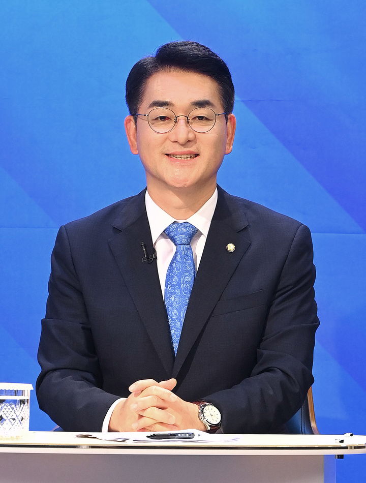 [대전=뉴시스] 강종민 기자 = 10일 대전 유성구 TJB 대전방송에서 열린 '더불어민주당 당대표 후보자 방송 토론회'에서 박용진 후보가 토론회 시작을 기다리고 있다. (공동취재사진) 2022.08.10. photo@newsis.com *재판매 및 DB 금지