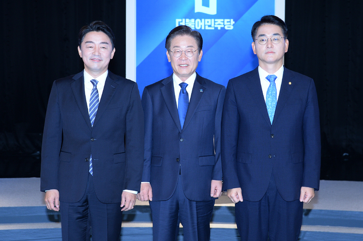 [대전=뉴시스] 강종민 기자 = 10일 대전 유성구 TJB 대전방송에서 열린 '더불어민주당 당대표 후보자 방송 토론회'에서 강훈식, 이재명, 박용진 후보(왼쪽부터)가 토론회에 앞서 기념촬영을 하고 있다. (공동취재사진) 2022.08.10. photo@newsis.com *재판매 및 DB 금지