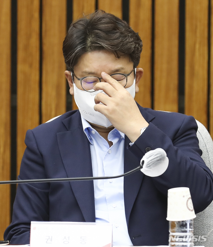 [서울=뉴시스] 최진석 기자 = 권성동 국민의힘 원내대표가 10일 오후 국회에서 열린 수해대책점검 긴급 당·정 협의회에 참석해 생각에 잠겨 있다. (공동취재사진) 2022.08.10. photo@newsis.com