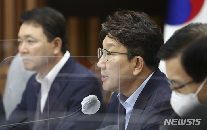 [서울=뉴시스] 최진석 기자 = 권성동(가운데) 국민의힘 원내대표가 10일 오후 국회에서 열린 수해대책점검 긴급 당·정 협의회에서 발언을 하고 있다. (공동취재사진) 2022.08.10. photo@newsis.com