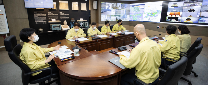 [서울=뉴시스] 한화진(왼쪽) 환경부 장관이 10일 서울 서초구 한강홍수통제소에서 열린 집중호우 대응상황 점검회의에 참석하고 있다. (사진=환경부 제공) 2022.08.10. photo@newsis.com *재판매 및 DB 금지