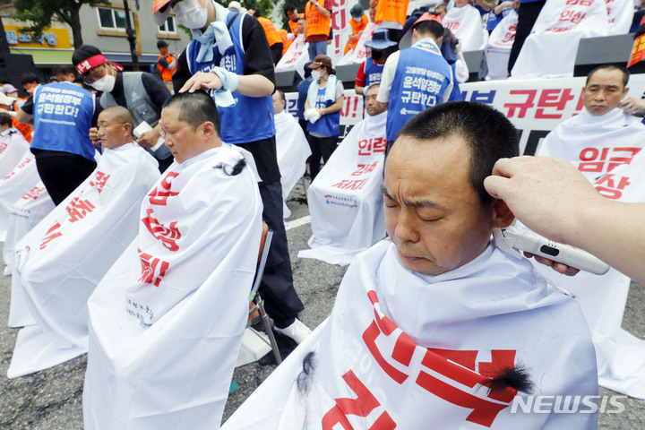 [서울=뉴시스] 최동준 기자 = 전국공무원노조가 10일 서울 용산구 대통령실 인근에서 '임금인상 쟁취, 인력감축 저지, 윤석열 정부 규탄, 총력투쟁 결의대회'를 열고 삭발식을 하고 있다. 2022.08.10. photocdj@newsis.com
