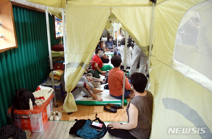 [서울=뉴시스] 국회사진기자단 = 박홍근 더불어민주당 원내대표 등 지도부가 10일 서울 강남구 구룡중학교 체육관에 설치된 이재민 임시대피소를 현장 방문했다. 수해피해를 입은 이재민들이 더불어민주당 지도부와의 대화를 경청하고 있다. 2022.08.10. photo@newsis.com