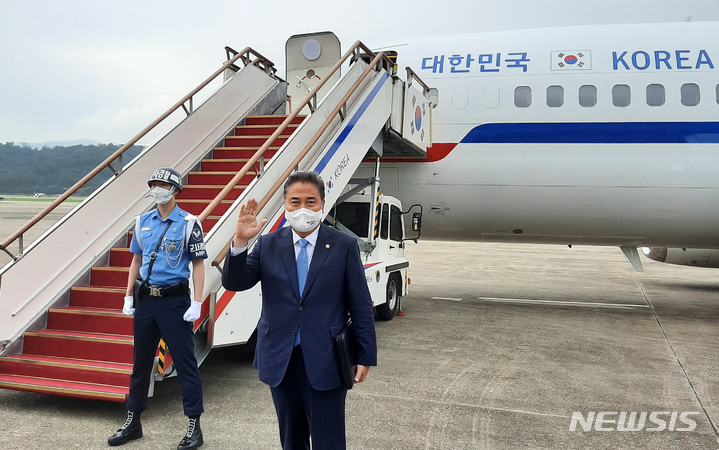 [서울=뉴시스] 중국 방문 일정을 마친 박진 외교부 장관이 10일 공군 2호기를 이용해 경기 성남시 서울공항에 도착하고 있다. (사진=외교부 제공) 2022.08.10. photo@newsis.com