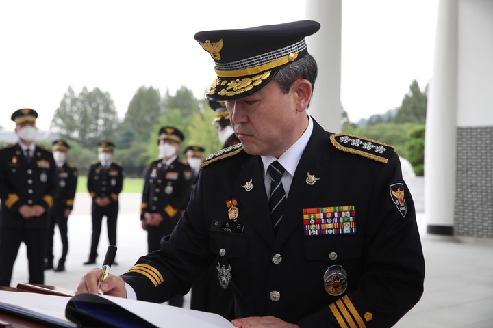 [서울=뉴시스] 윤희근 신임 경찰청장이 10일 서울 동작구 국립서울현충원을 참배한 뒤 방명록을 작성하고 있다. (사진=경찰청 제공) 2022.08.10. photo@newsis.com *재판매 및 DB 금지