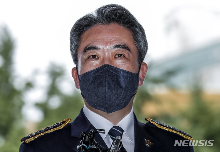 [서울=뉴시스] 정병혁 기자 = 윤희근 신임 경찰청장이 10일 오후 서울 강남구 서울강남경찰서를 찾아 취재진의 질문에 답하고 있다. 2022.08.10. jhope@newsis.com