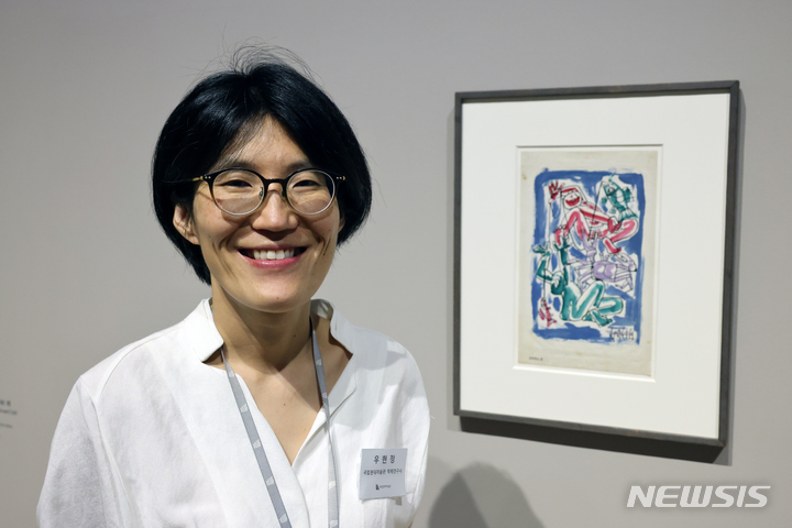 [서울=뉴시스] 박진희 기자 = 국립현대미술관 우현정 학예연구사가 서울 종로구 서울관에서 열린 'MMCA 이건희컬렉션 특별전: 이중섭' 언론 공개행사에 참석하여 이중섭 작가의 '두 아이와 물고기와 게' 작품 앞에서 포즈를 취하고 있다. 2022.08.10. pak7130@newsis.com