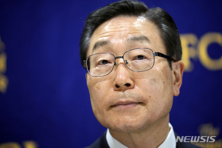 [도쿄=AP/뉴시스]일본의 세계평화통일가정연합(옛 통일교, 이하 가정연합)의 다나카 도미히로(田中富広·69) 회장이 사임할 전망이라고 현지 언론들이 6일 보도했다. 사진은 다나카 회장이 2022년 8월 10일 도쿄에서 기자회견을 가지고 있는 모습. 2025.12.06.