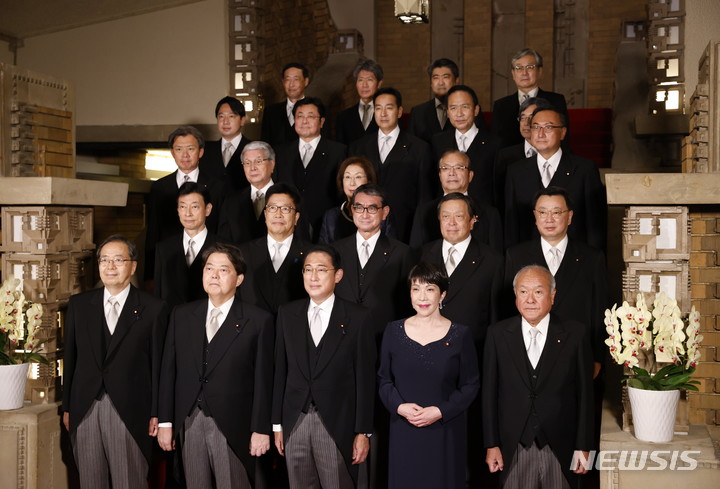 [도쿄=AP/뉴시스]지난 8월 10일 일본 도쿄의 총리 관저에서 기시다 총리와 새로운 내각의 각료들이 기념 촬영에 임하고 있다. 기시다 총리는 이날 개각과 집권 자민당 간부 인사를 단행했다. 근본적인 방위력 강화를 강조했다. 사진의 맨 앞줄 가운데가 기시다 총리. 2022.12.23.
