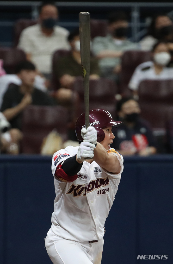 [서울=뉴시스] 고승민 기자 = 10일 서울 고척스카이돔에서 열린 2022 KBO리그 롯데 자이언츠 대 키움 히어로즈 경기, 9회말 키움 공격 1사 1루 상황 2번타자 김혜성이 안타를 치고 있다. 2022.08.10. kkssmm99@newsis.com