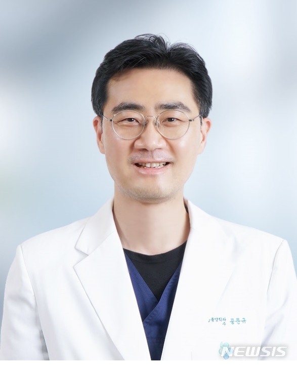 [서울=뉴시스]공문규 경희대병원 방사선종양학과 교수. (사진= 경희대병원 제공) 2022.08.11