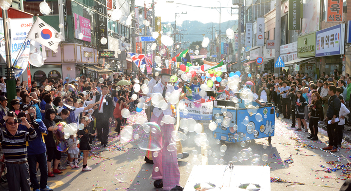 [거창=뉴시스]거창한마당대축제 거리 퍼레이드. *재판매 및 DB 금지