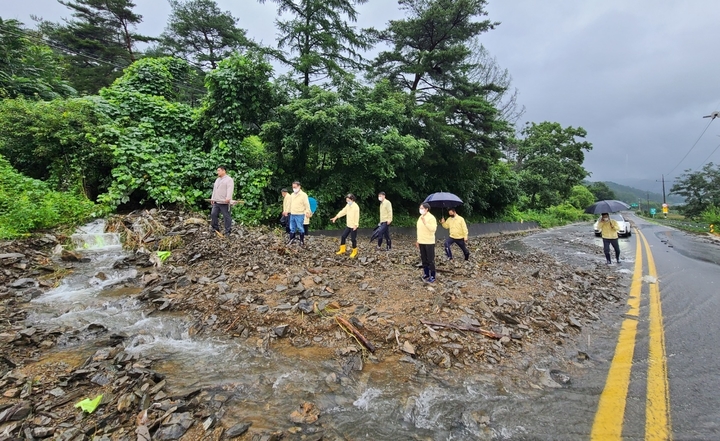 [괴산=뉴시스] 강신욱 기자 = 11일 충북 괴산군 청안면 부흥리 19번 국도에 산사태가 발생해 자갈과 토사가 도로에 쓸려 내려 왔다. 괴산군의회 의원들이 현장을 찾아 피해 상황을 살피고 있다. (사진=독자 제공) 2022.08.10. photo@newsis.com *재판매 및 DB 금지