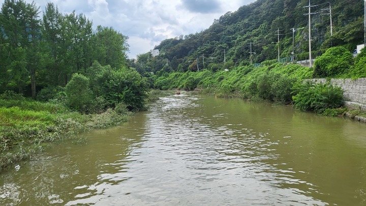 여중생 A양이 실종된 곳에서 약 7㎞ 떨어진 화도읍 금남리 일대에서 소방대원들이 수색작업을 벌이고 있다. 2022.08.10. asake@newsis.com *재판매 및 DB 금지