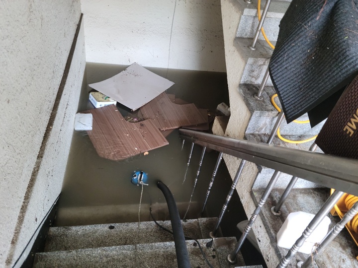 [군산=뉴시스]이동민 기자 = 11일 전북 군산시 나운동의 지하 자재창고에 물이 가득차 소방당국이 배수작업을 하고 있다. *재판매 및 DB 금지