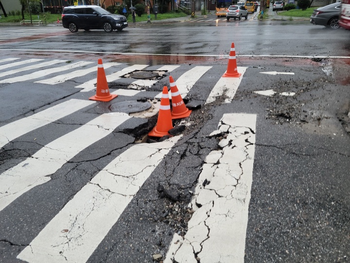 [군산=뉴시스]이동민 기자 = 11일 전북 군산에 내린 폭우로 생긴 포트홀 *재판매 및 DB 금지