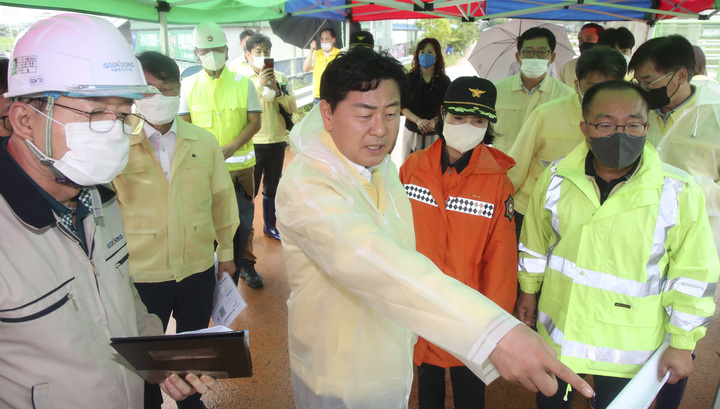 [군산=뉴시스] 11일 전북지역 집중호우로 인한 피해가 발생하자 김관영 전북지사가 익산과 군산을 찾아 수해 피해지역에서 현장지휘하며 공무원들에게 피해 최소화와 예방에 선제적·과감하게 대응해줄것을 주문하고 있다. 2022.08.11 (사진= 전라북도청 제공) *재판매 및 DB 금지