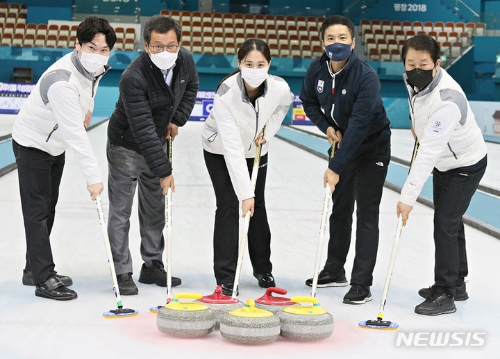 [서울=뉴시스]사진=왼쪽부터 믹스더블 국가대표 정병진 선수, 강릉시 김홍규 시장, 김지윤 선수, 대한컬링연맹 김용빈 회장, 믹스더블 지도자 양재봉 감독이 11일 강릉컬링센터에서 열린 미디어데이에서 기념촬영을 하고 있다. (사진=대한컬링연맹 제공)