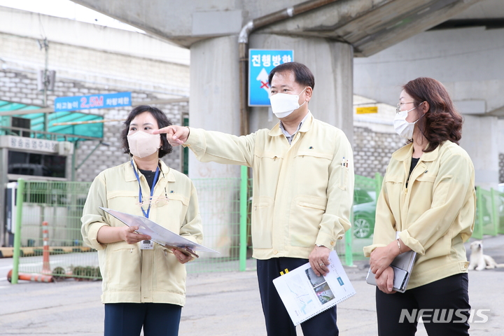 김영수 부시장(사진 가운데)재해위험시설 점검 현장.