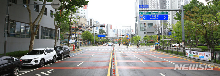 불법 광고물이 정비된 시가지 전경.
