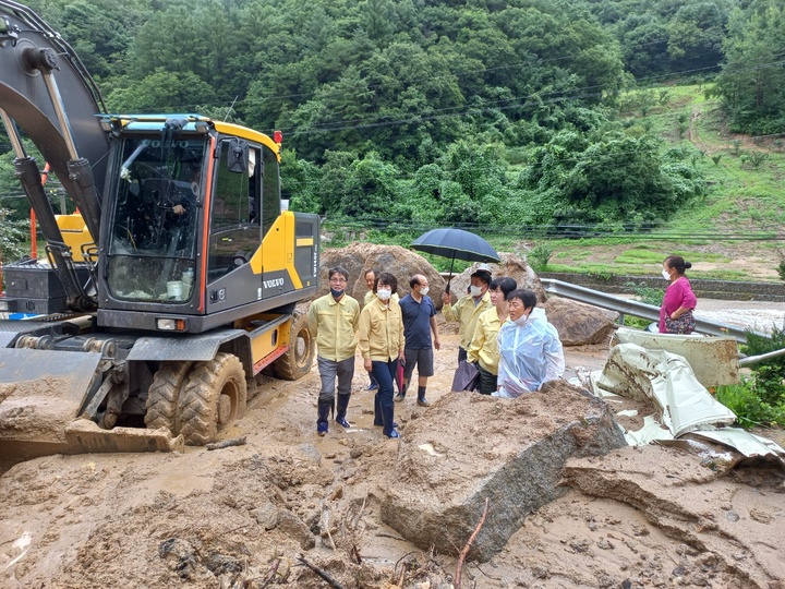 [횡성=뉴시스] 김경목 기자 = 11일 오전 강원 횡성군의회 의원들이 횡성군 둔내면 산사태 피해 현장을 찾아 둘러보고 있다. 횡성군에서는 산사태로 주민 1명이 숨지는 등 도내에서 이번 호우 피해가 가장 컸다. (사진=횡성군의회 제공) 2022.08.11. photo@newsis.com *재판매 및 DB 금지