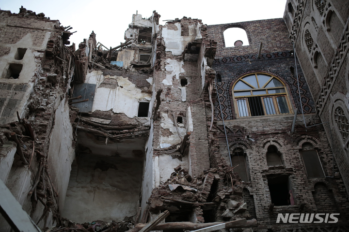 [사나=AP/뉴시스] 10일(현지시간) 예멘 수도 사나의 구시가지에 있는 유네스코 세계문화유산 건물이 폭우로 일부 무너져 있다. 2022.08.11.