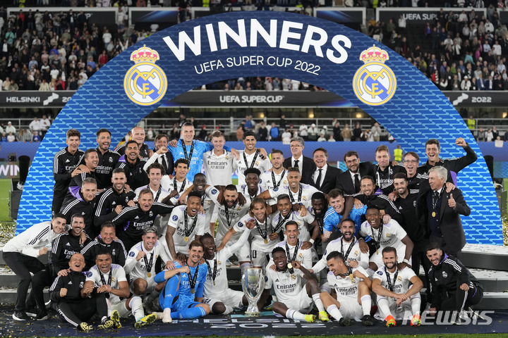 [헬싱키=AP/뉴시스] 유럽축구연맹(UEFA) 슈퍼컵에서 우승한 레알 마드리드. 2022.08.11