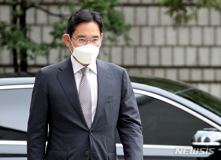 [서울=뉴시스] 김진아 기자 = 이재용 삼성전자 부회장이 11일 오전 서울 서초구 서울중앙지방법원에서 열린 '삼성 부당합병' 관련 59차 공판에 출석하고 있다. 2022.08.11. bluesoda@newsis.com