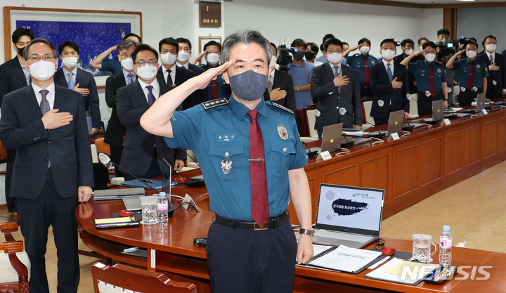 [서울=뉴시스] 조수정 기자 = 윤희근 경찰청장이 11일 서울 서대문구 경찰청에서 열린 화상회의에 앞서 경찰청 간부들과 국기에 대한 경례를 하고 있다. (공동취재사진) 2022.08.11. photo@newsis.com