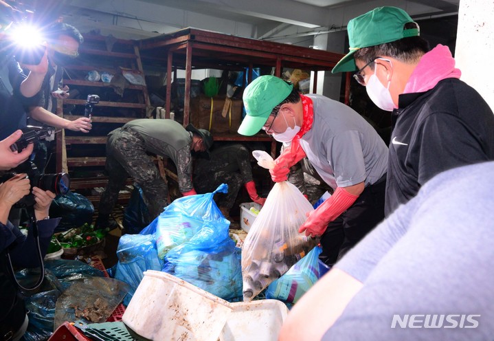 [서울=뉴시스] 국회사진기자단 = 국민의힘 주호영 비상대책위원장과 권성동 원내대표가 11일 오전 서울 동작구 사당동의 한 빌딩 지하에서 수해 복구 자원봉사를 하고 있다. 2022.08.11. photo@newsis.com