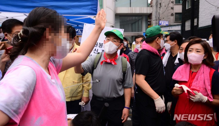 [서울=뉴시스] 국회사진기자단 = 11일 오전 서울 동작구 사당 2동 주민센터앞에서 한 시민이 수해복구 자원봉사를 하기 위해 현장에 모인 국민의힘 주호영 비상대책위원장과 권성동 원내대표에게 길을 막고 있다며 항의를 하고 있다. 2022.08.11. photo@newsis.com