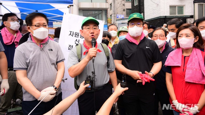 [서울=뉴시스] 국회사진기자단 = 주호영 국민의힘 비상대책위원장이 11일 오전 서울 동작구 사당2동 주민센터앞에서 수해 복구 자원봉사를 하며 폭우 피해 관련 발언을 하고 있다. 2022.08.11. photo@newsis.com