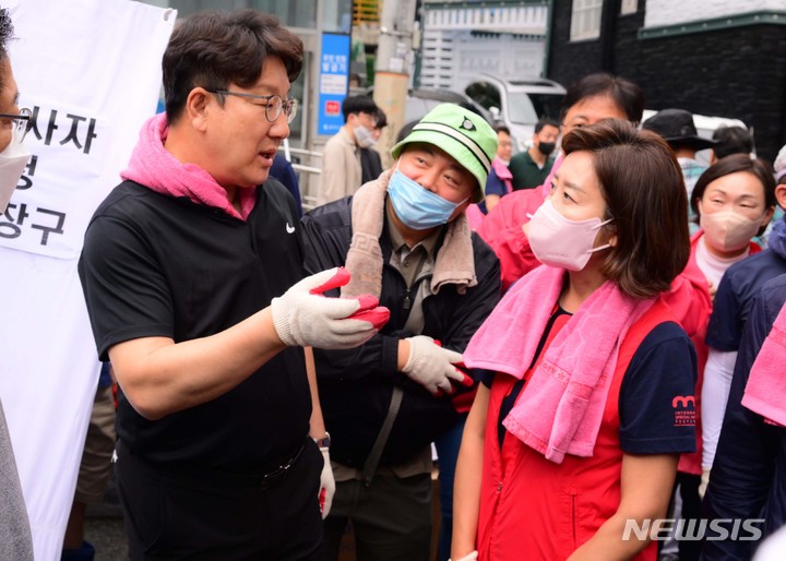 [서울=뉴시스] 국회사진기자단 = 국민의힘 권성동 원내대표와 나경원 전 의원이 11일 오전 서울 동작구 사당2동 주민센터앞에서 수해 복구 자원봉사를 하기 위해 만나 대화를 나누고 있다. 2022.08.11. photo@newsis.com