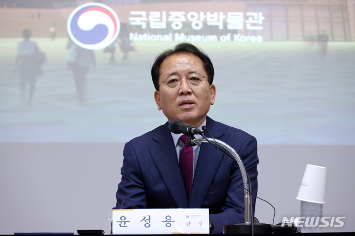 [서울=뉴시스] 박진희 기자 = 윤성용 국립중앙박물관 관장이 11일 서울 용산구 국립중앙박물관 교육관에서 취임 기자간담회를 갖고 하반기 주요업무 계획을 발표하고 있다. 2022.08.11. pak7130@newsis.com
