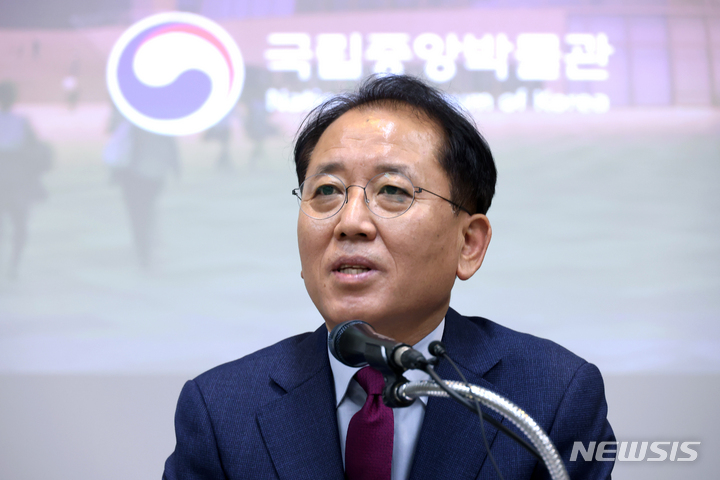 [서울=뉴시스] 박진희 기자 = 윤성용 국립중앙박물관 관장이 11일 서울 용산구 국립중앙박물관 교육관에서 취임 기자간담회를 갖고 하반기 주요업무 계획을 발표하고 있다. 2022.08.11. pak7130@newsis.com