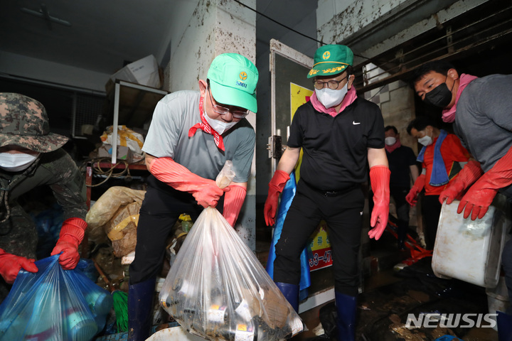 [서울=뉴시스] 국회사진기자단 = 국민의힘 주호영 비상대책위원장과 권성동 원내대표가 11일 오전 서울 동작구 남성사계시장에서 수해 복구 봉사활동을 하고 있다. 2022.08.11. photo@newsis.com