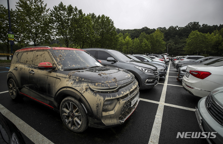 [과천=뉴시스] 정병혁 기자 = 수도권에 지난 8일부터 기록적인 집중호우가 내려 7000여대 이상의 차량이 침수된 것으로 파악됐다. 11일 오전 경기 과천시 서울대공원 주차장에 서울, 경기지역 침수차량들이 모여있다. 2022.08.11. jhope@newsis.com
